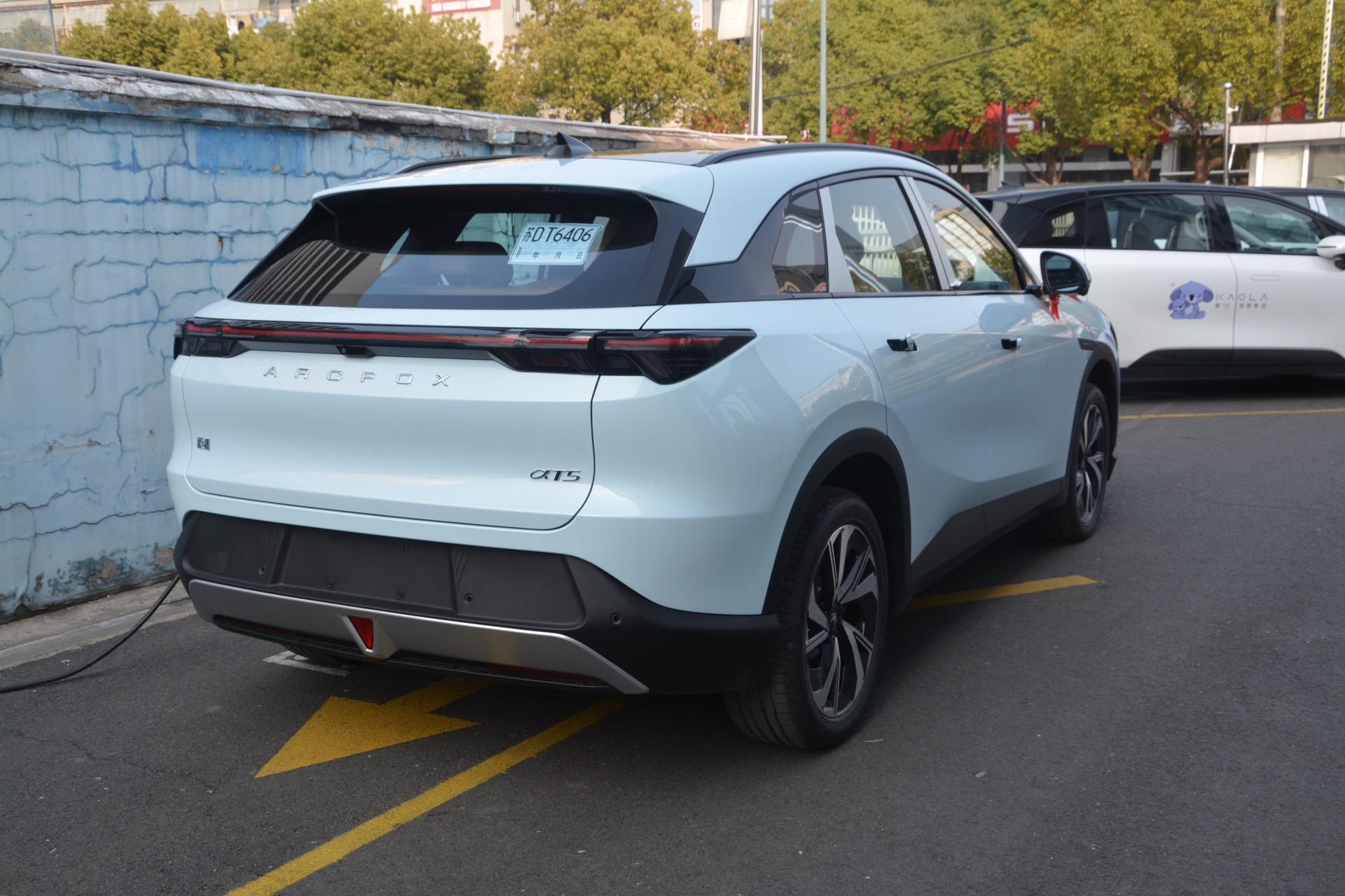 在销售顾问的介绍下,他了解到了极狐 t5 这款车型,并被其先进的智驾