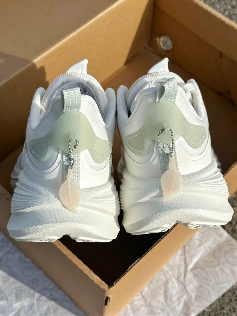 春夏需要一双轻透跑鞋95安踏叶子3 为了满足大家在运动中对轻的需求