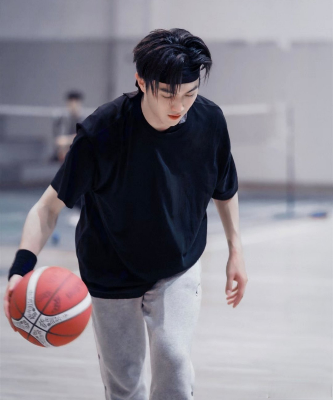 偶遇许凯打篮球##网友青岛偶遇许凯打篮球#哇塞是谁羡慕了我不说!