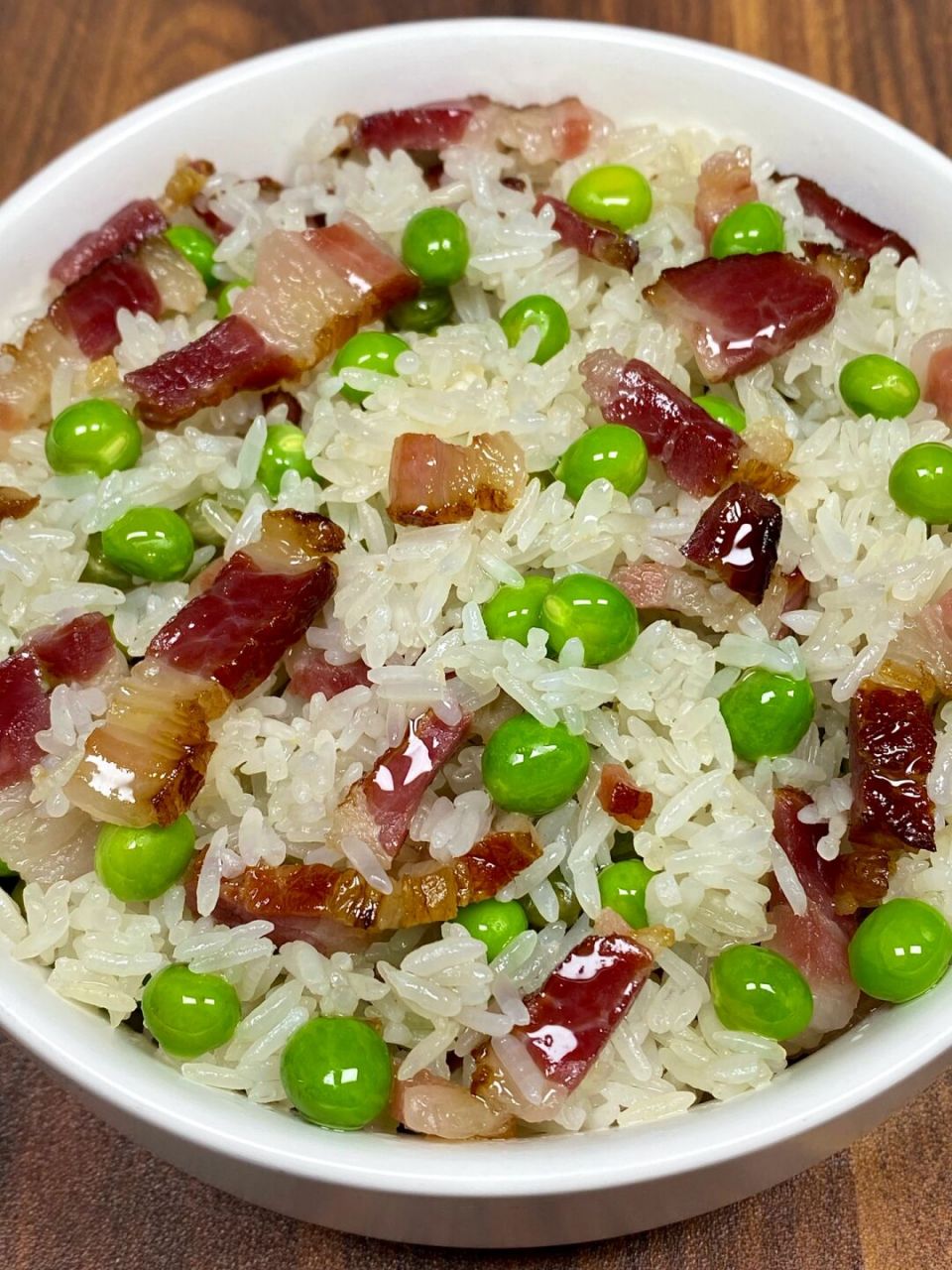 还记得小时候经常吃老妈做的这个豌豆腊肉炒饭[偷笑][偷笑] 米饭带着