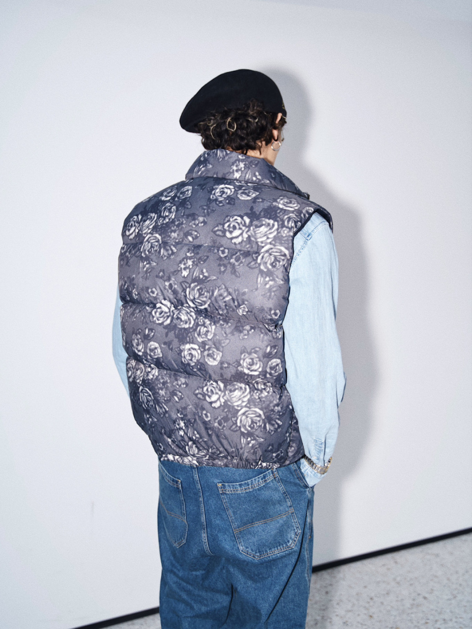 61 马甲:thisisneverthat 帽子:袋鼠 手表:versace 鞋子:vans joe