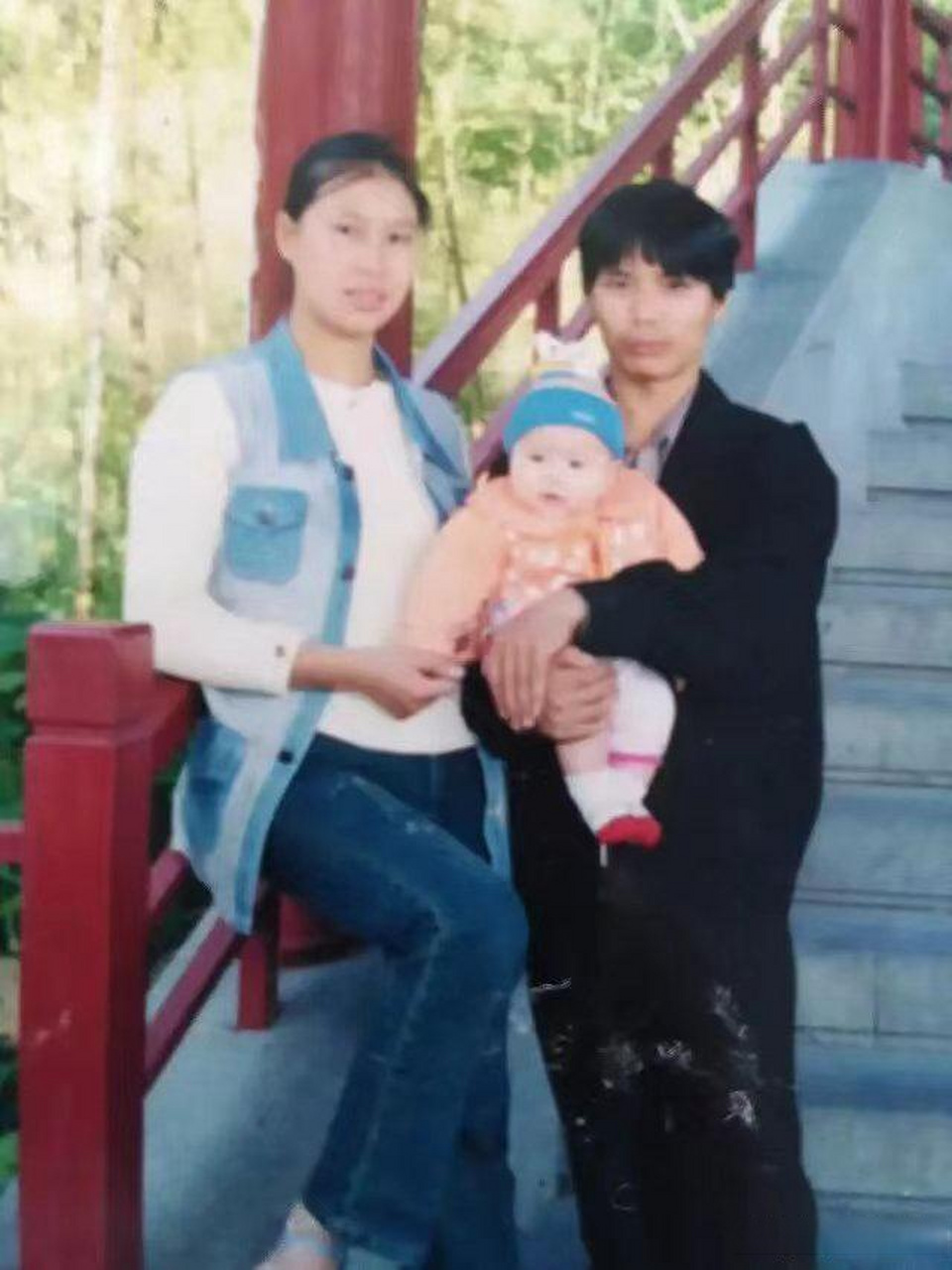 【以面包车为家,"棉花糖爸爸"寻找女儿16年】手里做的棉花糖是甜的,但