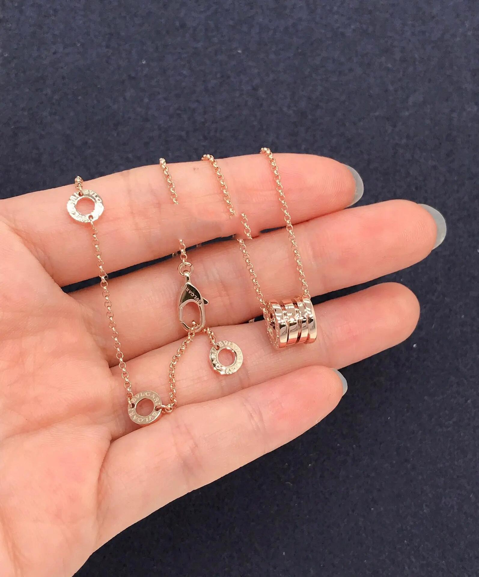 宝格丽小蛮腰项链,简约别致,展现优美身姿