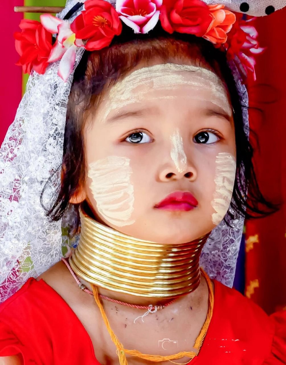 泰国长颈族 多年前在泰国拍摄的长颈族小朋友,大眼睛楚楚可爱.