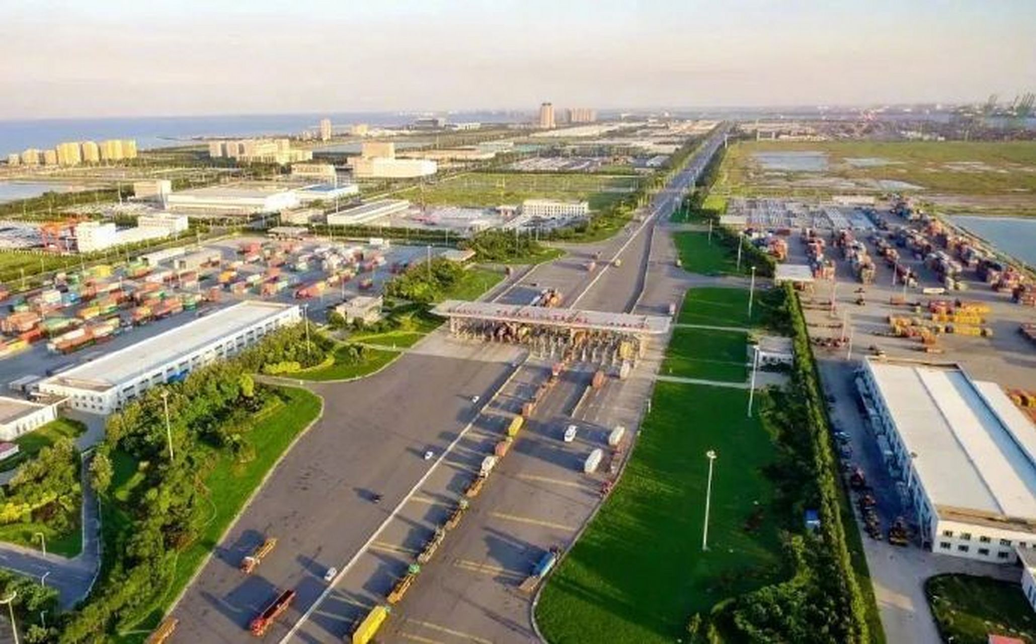 云观津城#【天津东疆港区迎今年第500艘次内贸船舶】昨天,装载着轻工