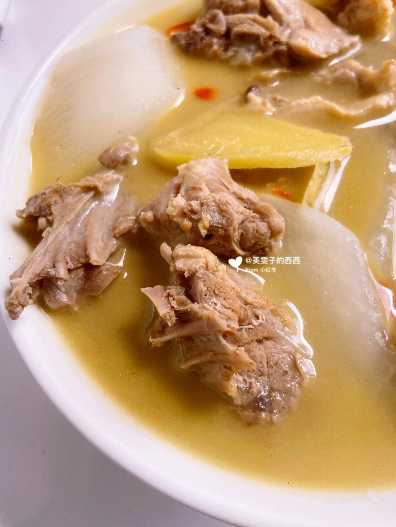 白萝卜老鸭汤,汤鲜美且营养丰富,清热去燥又滋补,是夏天补养的佳品.