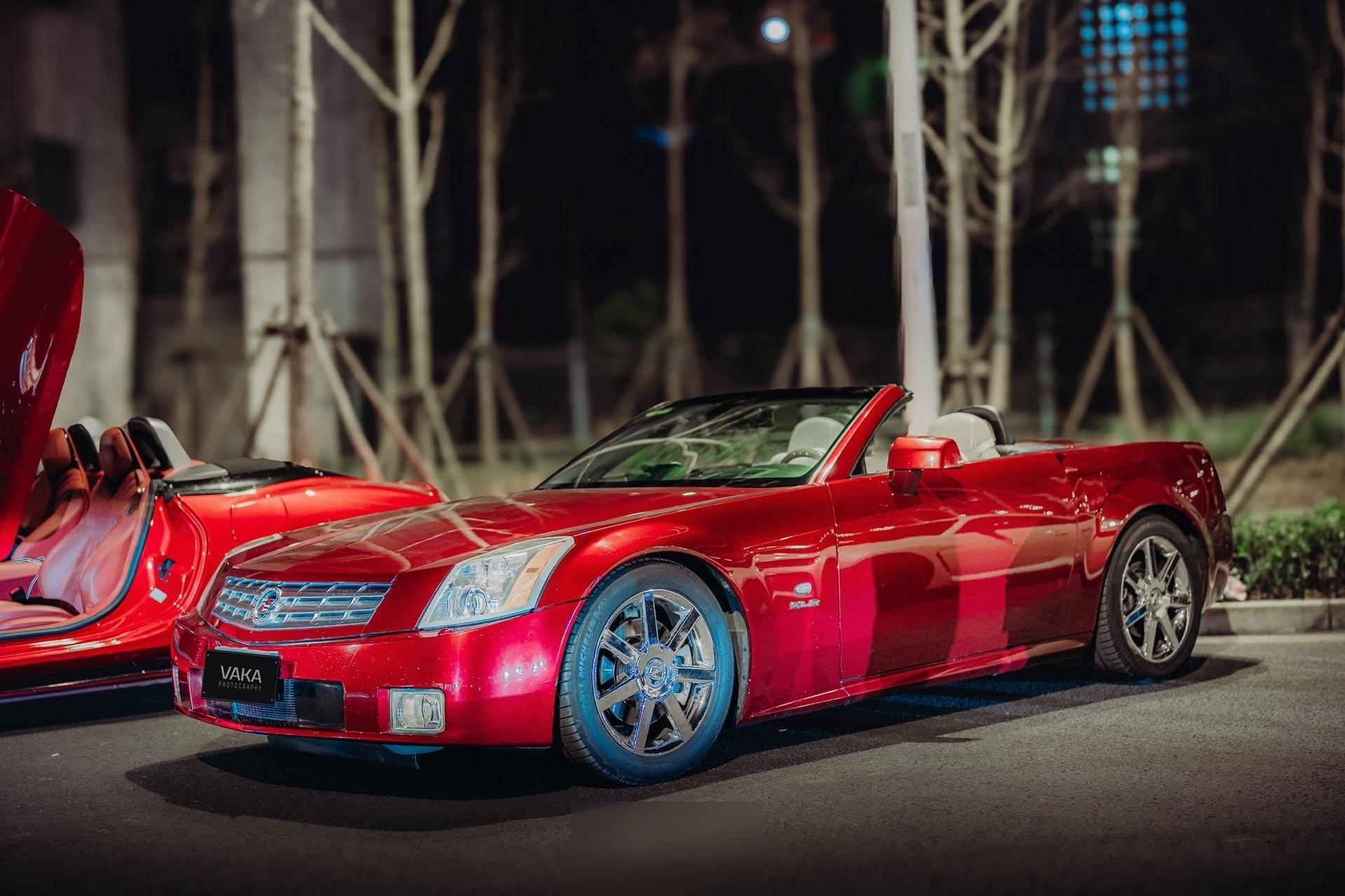 07凯迪拉克xlr  一款诞生于2003年的双门后驱硬顶敞篷跑车 车身搭载