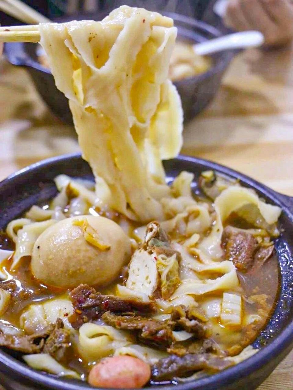 在我心中厦门可以封神的一家 也是石鼓路上的砂锅刀削面之王!