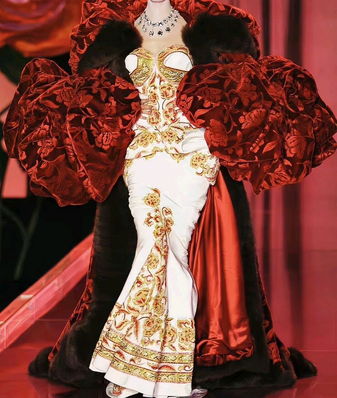 dior2004秋冬高定秀场 海盗爷经典之作,鬼斧神工 灵感来源于18世纪的