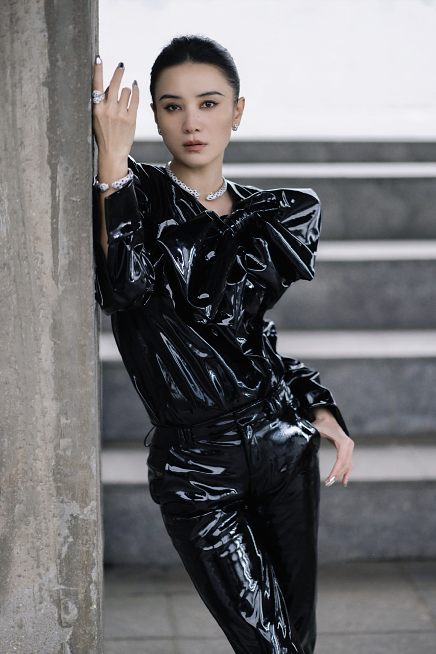 宋佳黑色的闪耀礼服,酷感十足.#宋佳