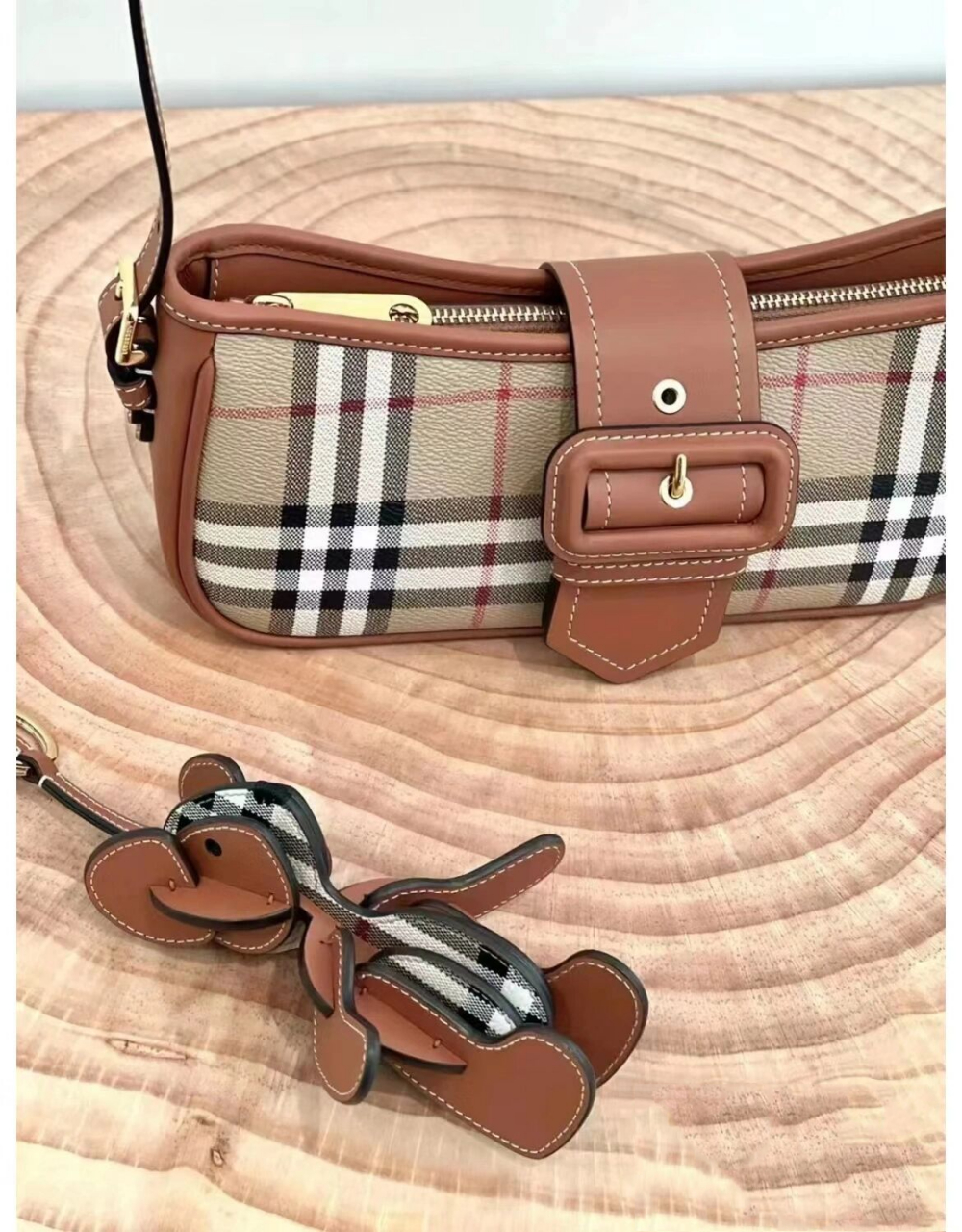 集美们 burberry 最新腋下包店啦 burberry 最新款腋下包 这款腋下包