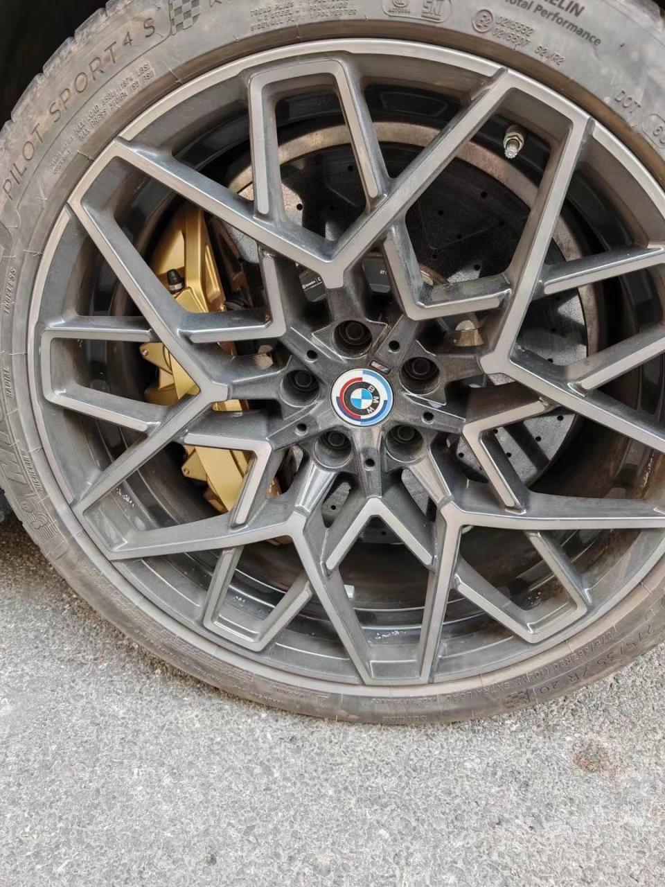 2021年宝马m8 雷霆版 行驶20000km整仅仅更换一个大灯4s店维修 选配碳