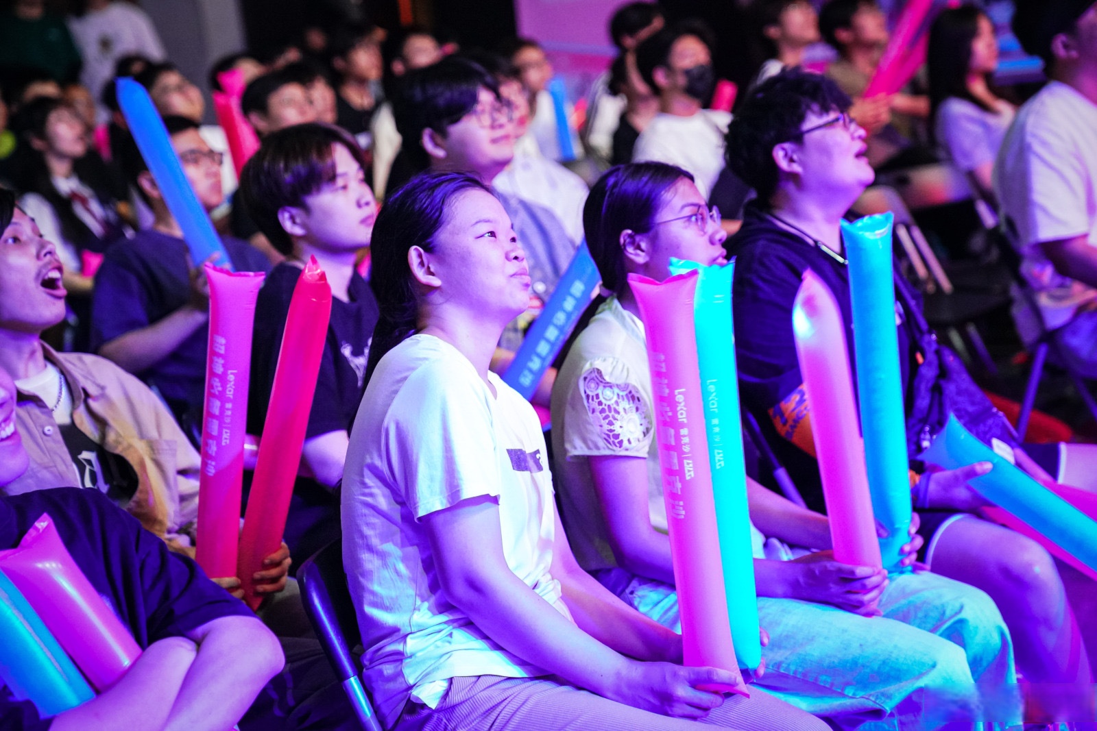 考察电竞赛事的媒体转播，如何吸引观众。