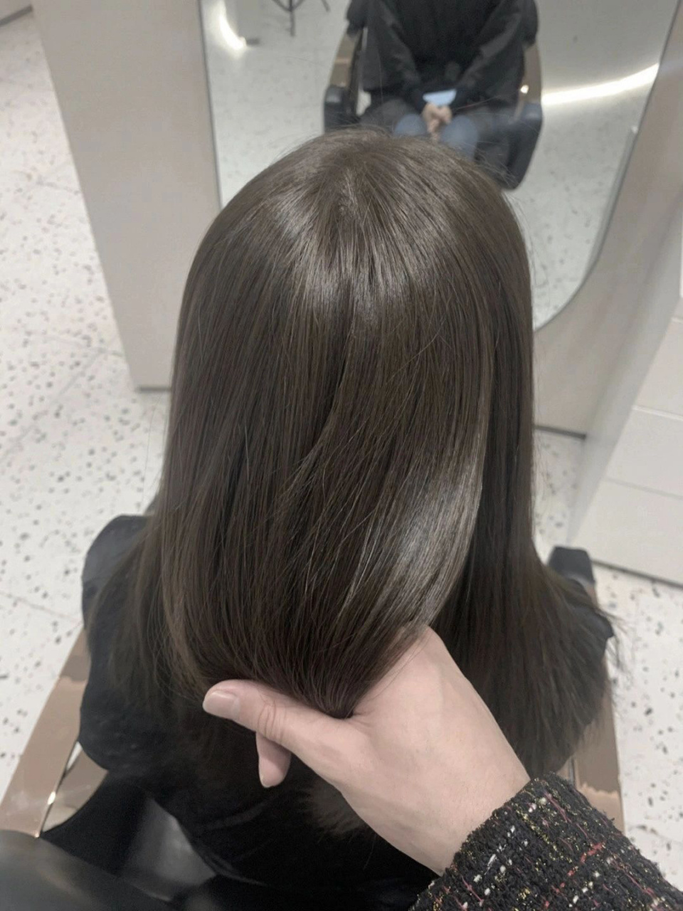 不用漂就可以直接染的灰色系~ 冷茶灰棕色是近几年流行的发色,而且不