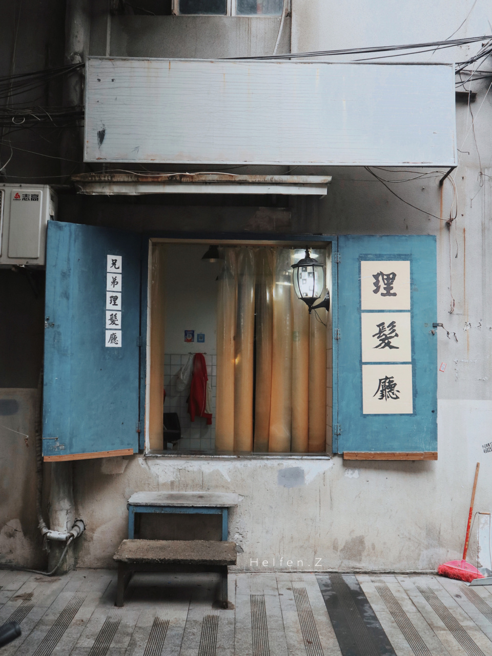 秒到80年代老上海90老街里的复古腔调理发店 记得小时候的理发店都