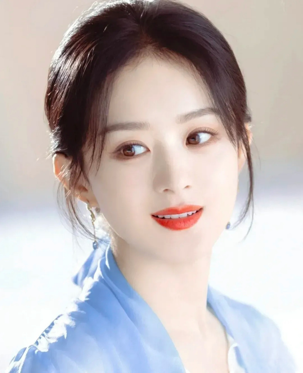 这个一看就是婚前的赵丽颖,眼睛里有星辰大海,笑起来真好看.