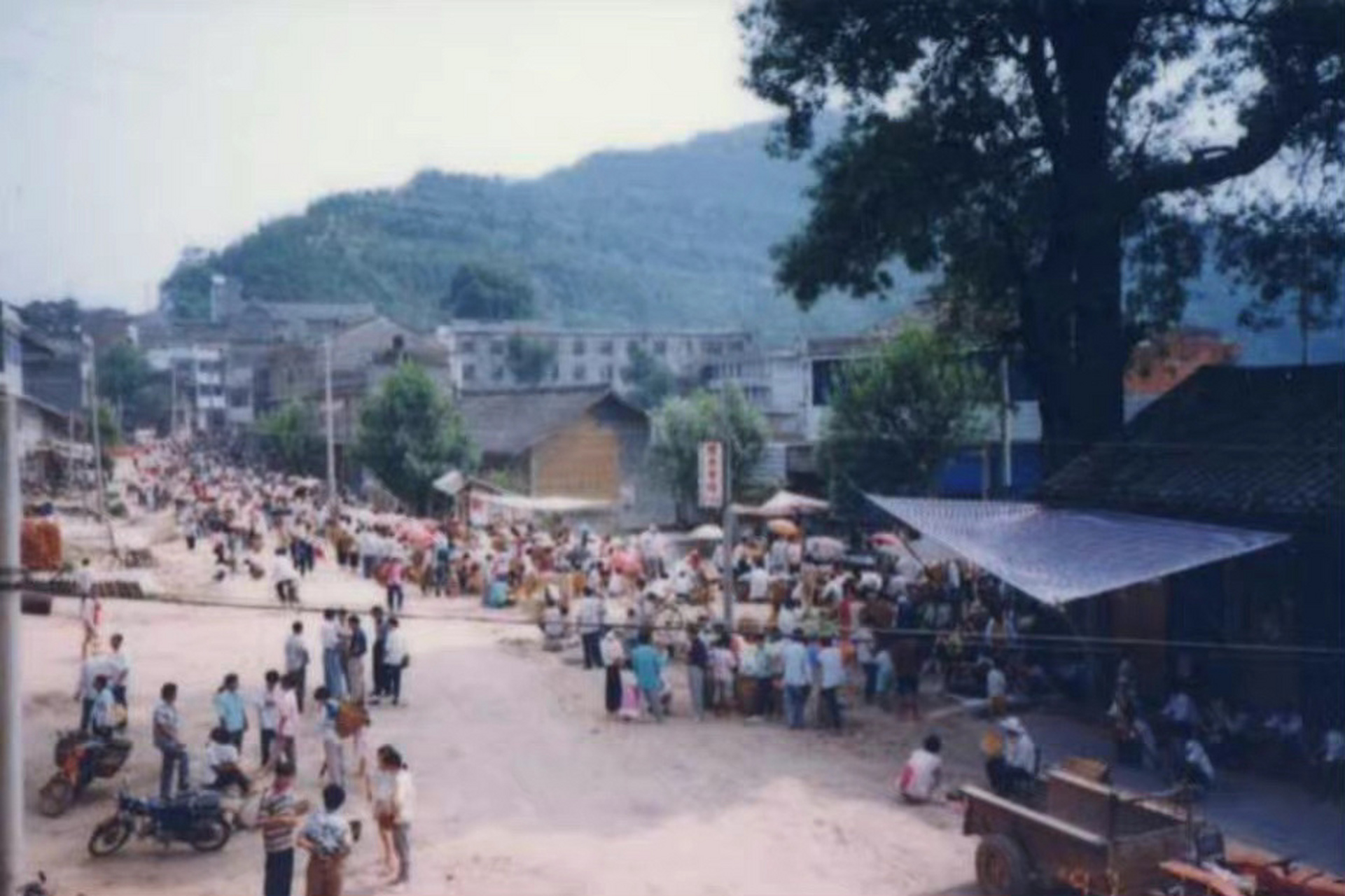 1997年,四川苍溪县的一个小镇集市. #老照片# #四川# #四川苍溪