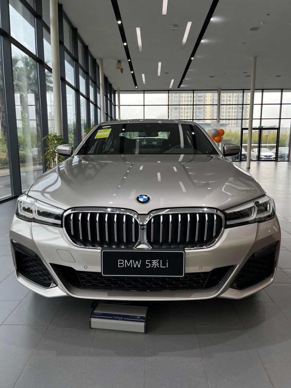 谁说5系一定要黑色,开士米银不行吗?