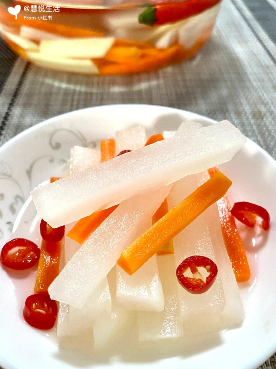 96准备食材: 白萝卜1颗,胡萝卜1棵 小米椒适量,姜适量 96调料