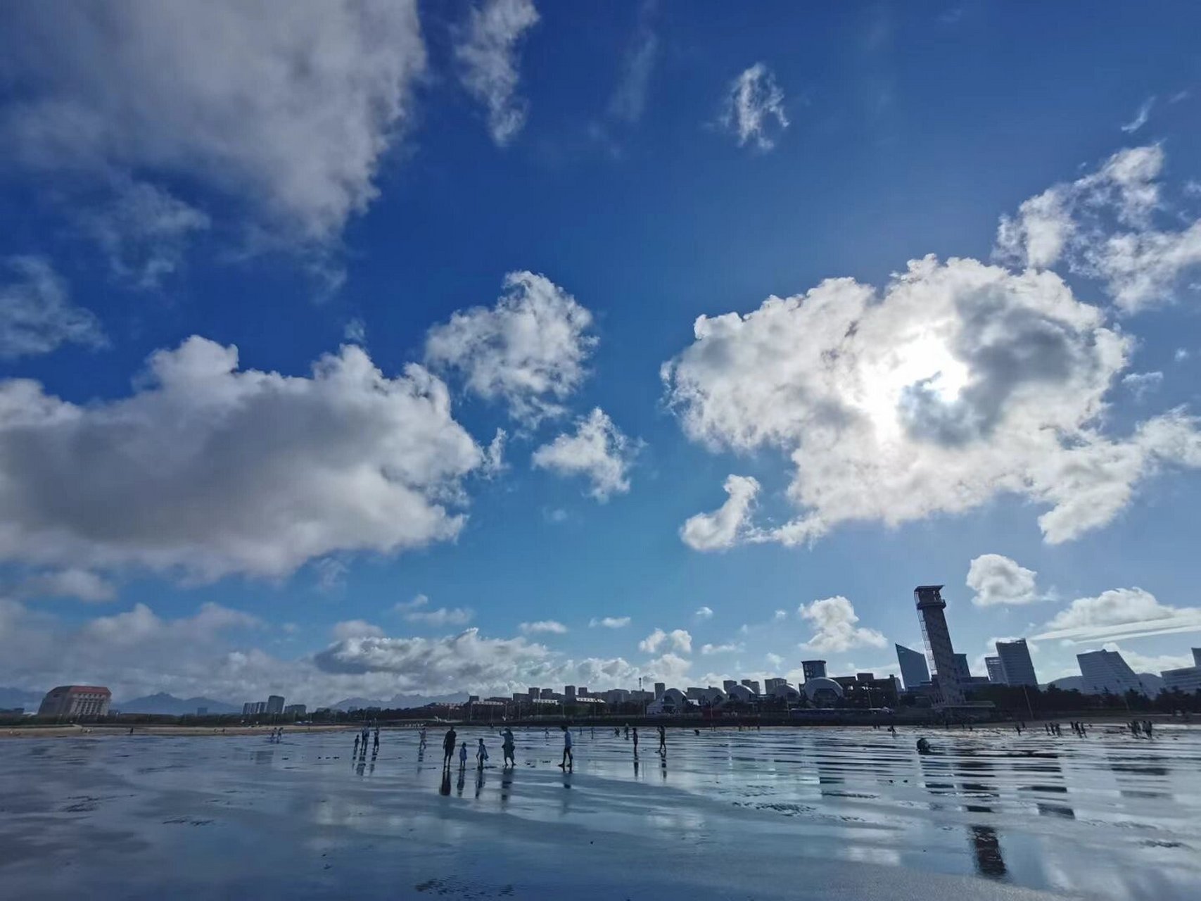 青岛蓝谷之你问我答 2013年第一次来蓝谷,蓝色中心是图一这样的,周围