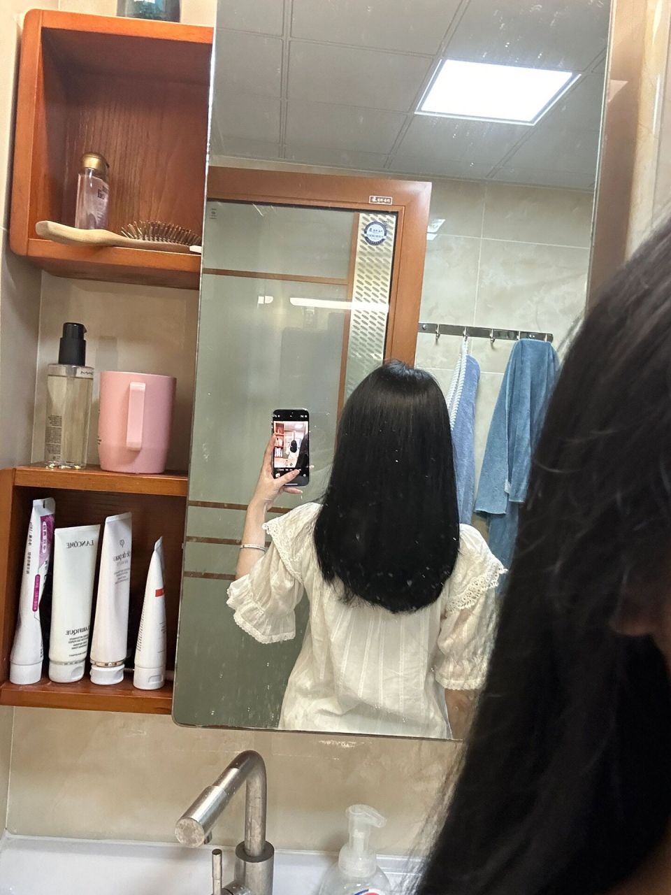 u型发尾 前几天去剪了发尾啦,这是自己刚洗好头用夹板带了一下的之后