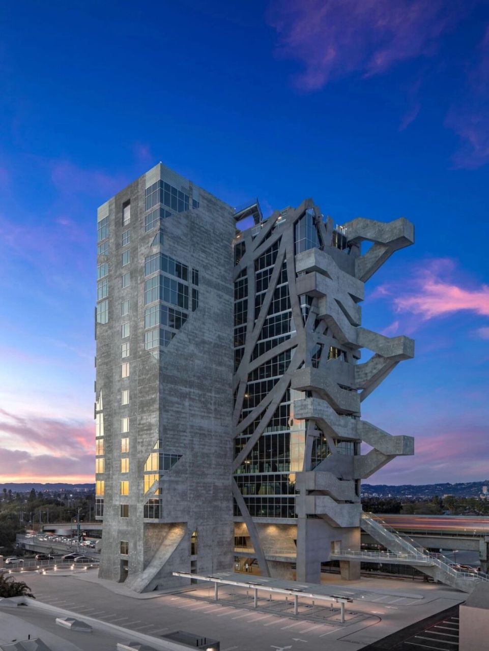 喜欢吗 欧文·莫斯解构主义92 这座大胆的实验性建筑(w)rapper 大楼