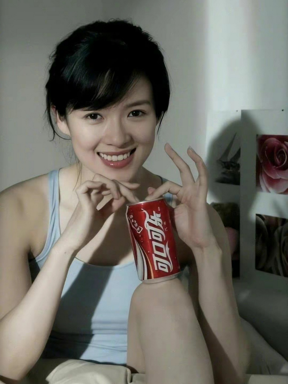 章子怡拍摄可口可乐广告,清纯靓丽 水灵通透的少女美扑面而来,身上穿