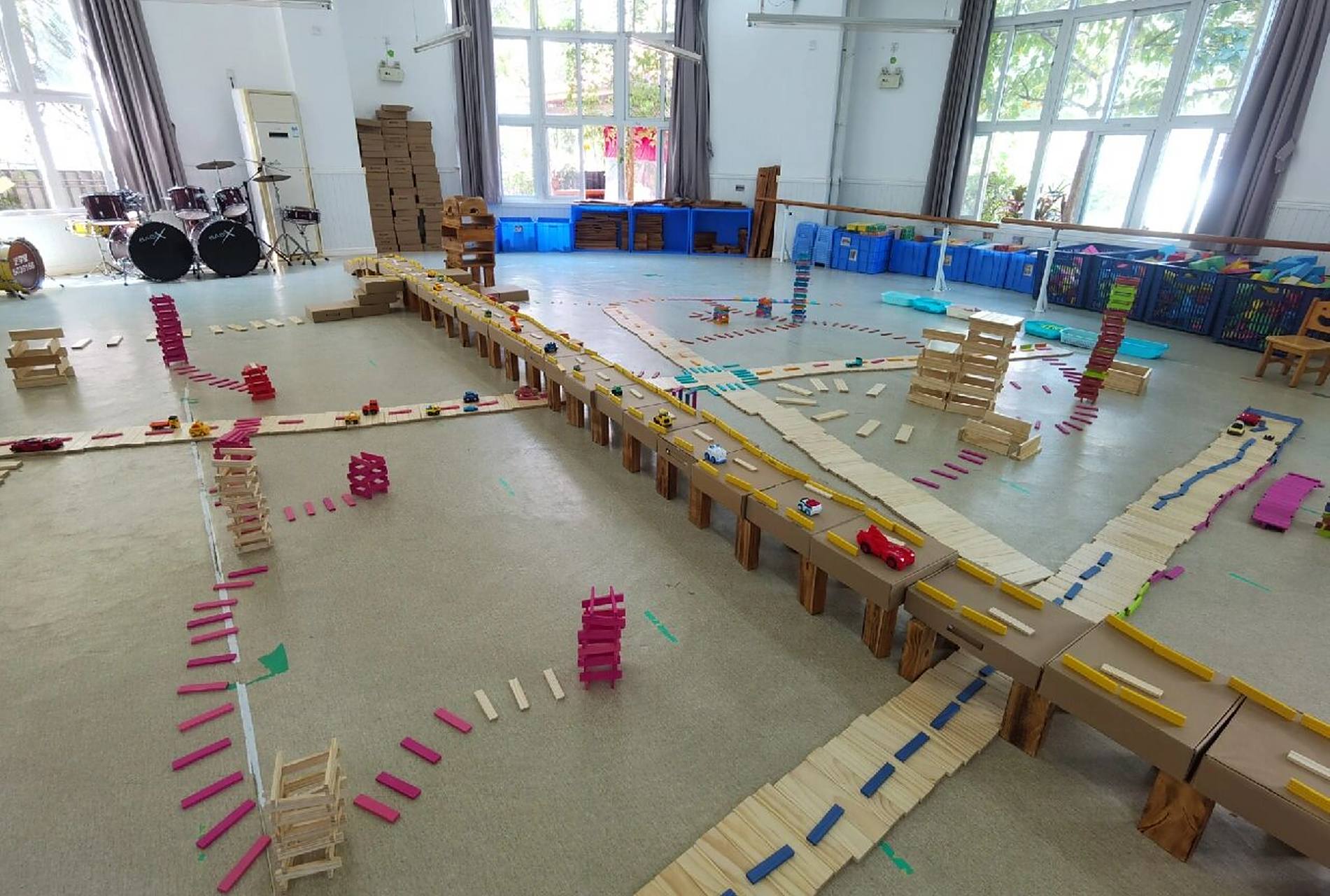 小班建构游戏《马路》 小班建构主题《马路》 运用基本搭建技巧,拼搭