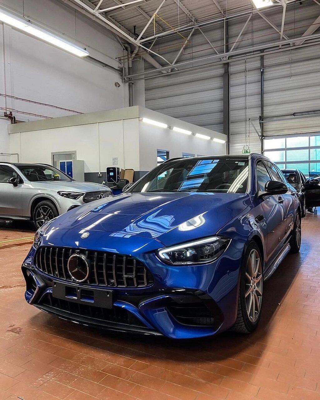 自1997年奔驰公司收购amg品牌,诞生第一款采用v8发动机的w202 代c43