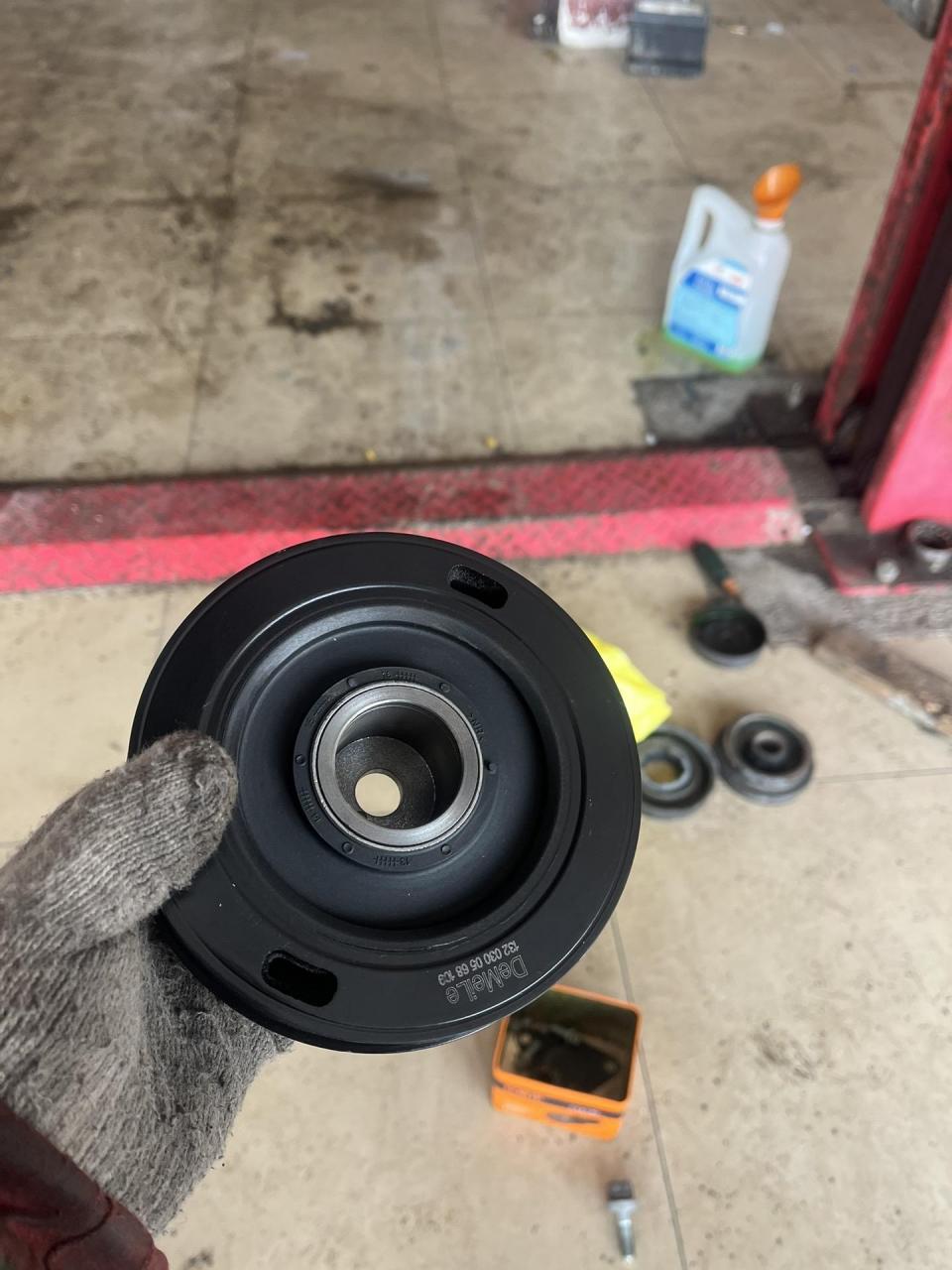 奔驰smart无法启动,经检查曲轴皮带轮损坏,更换曲轴皮带轮,水泵漏