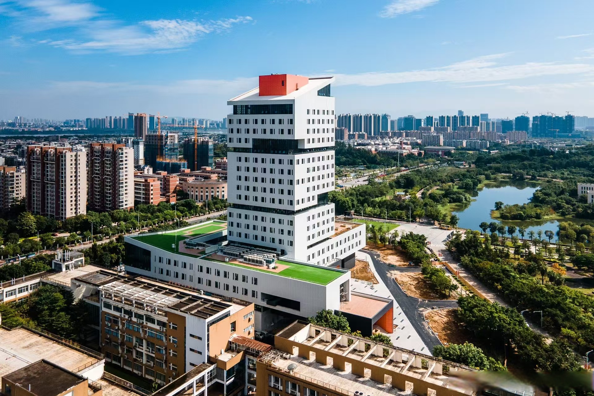 海纳百川,立德树人;孜孜不倦,节节攀登.