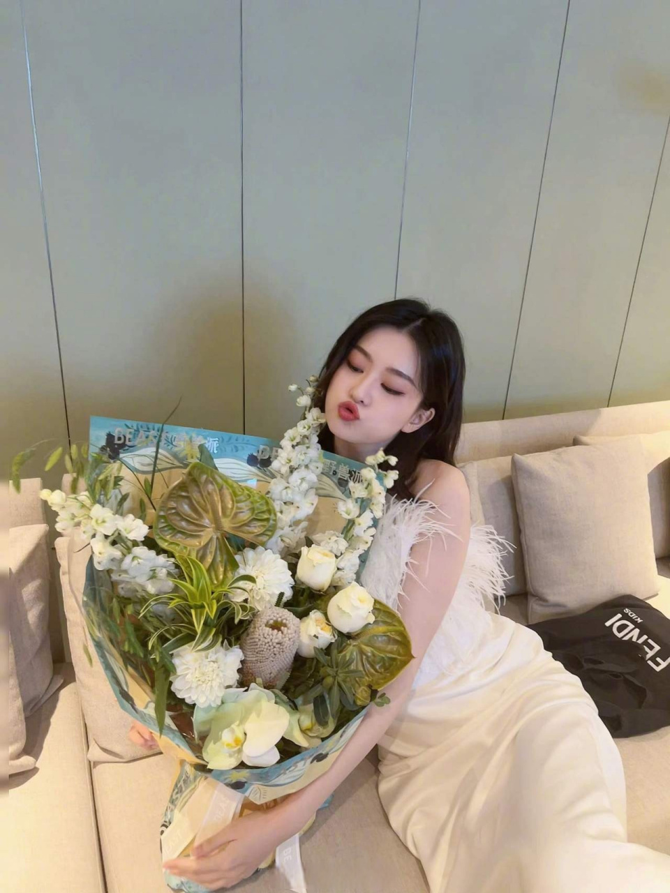 乔欣晒捧花live随拍,六一儿童节当然也要有花花啦,可爱嘟嘴比耶的乔妹