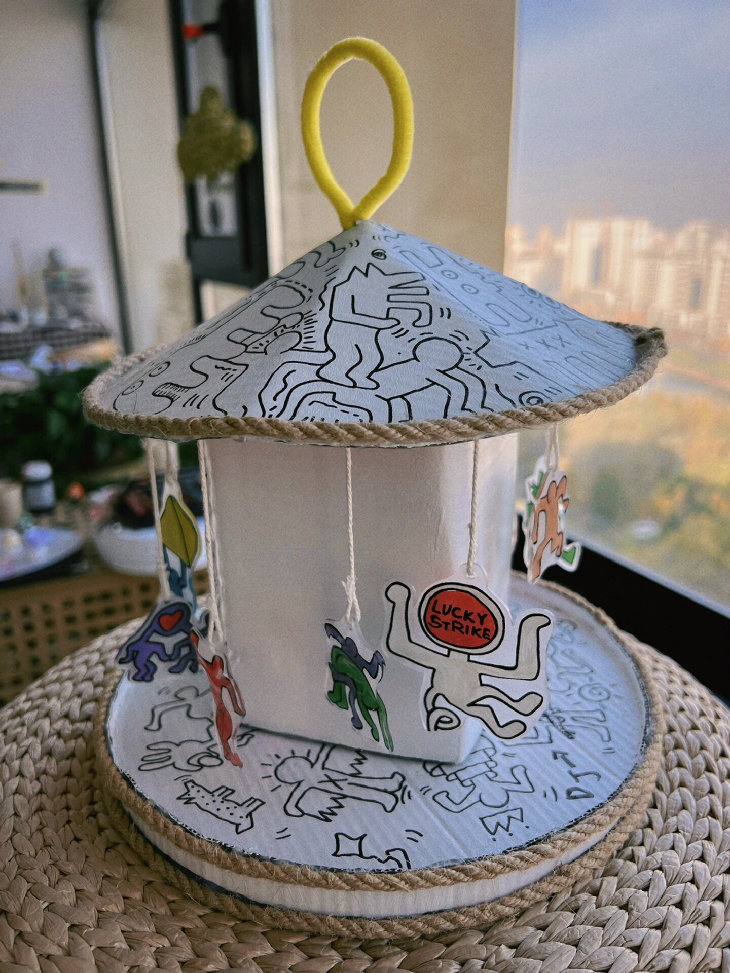 废旧纸箱变废为宝制作旋转风铃木马 废旧纸箱制作了旋转木马 这次是