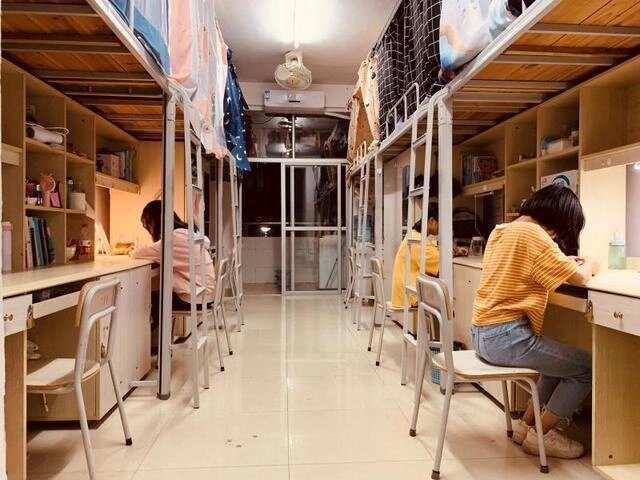 娇喘学妹在寝室给学长c