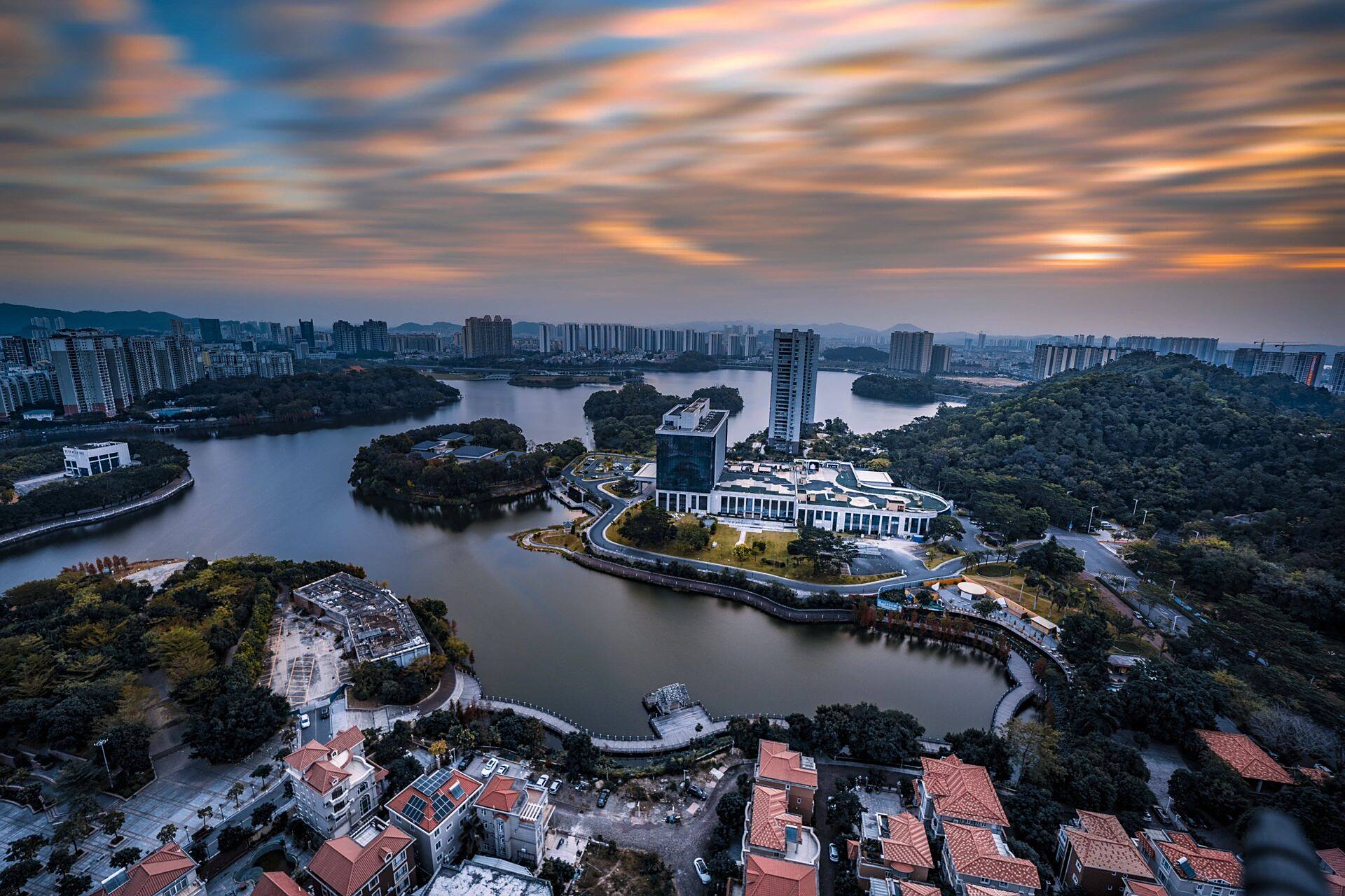 图1:阳江电视塔月圆 图2:阳江金融中心晚霞 图3:城西郊区的电线塔