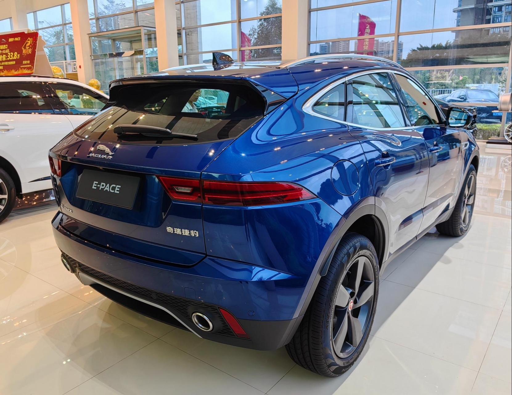 这台蓝色捷豹suv很帅.