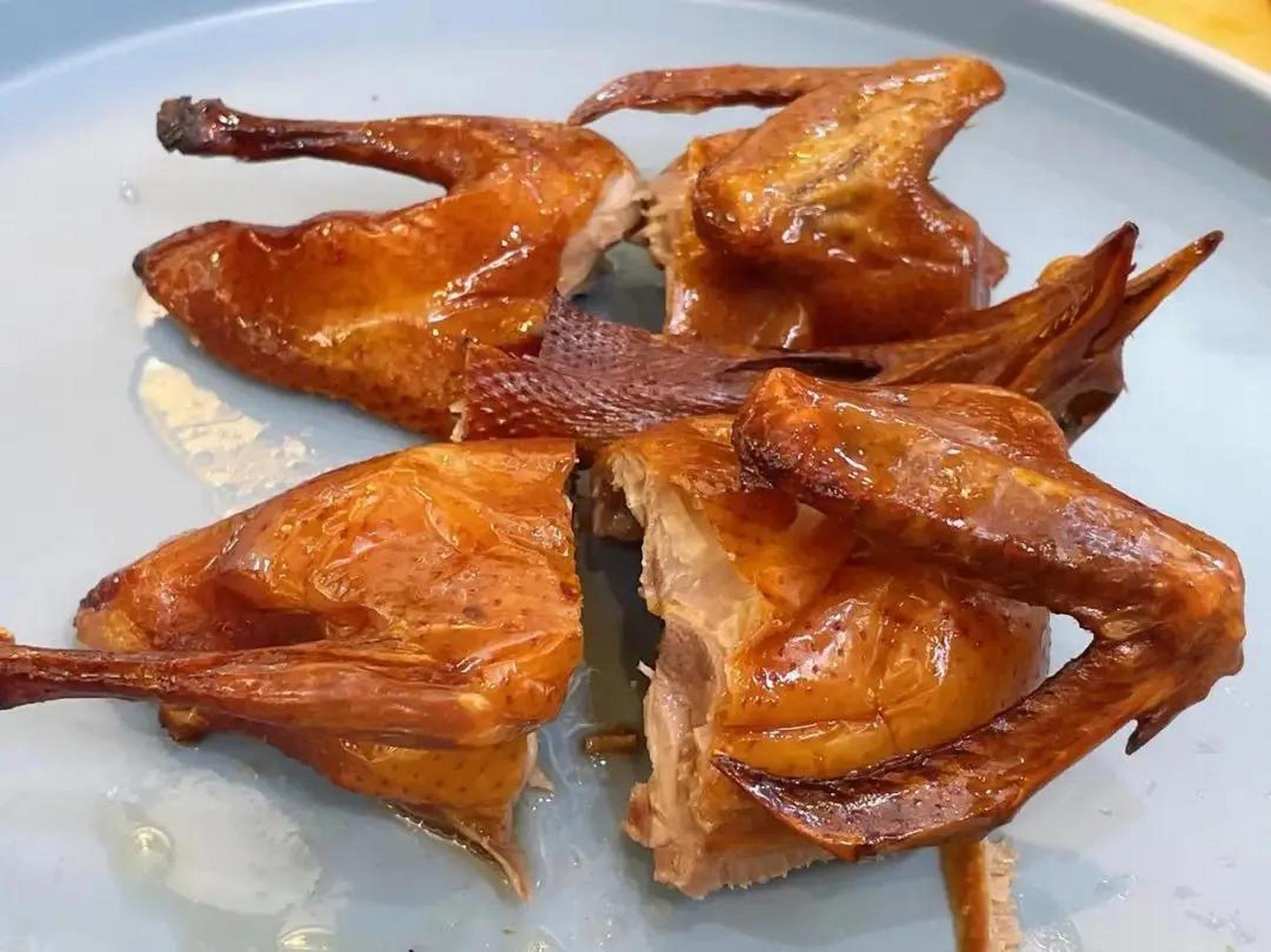 传统"烤乳鸽"的制作方法: 烤乳鸽是中国传统的高档菜品,乳鸽肉质细嫩