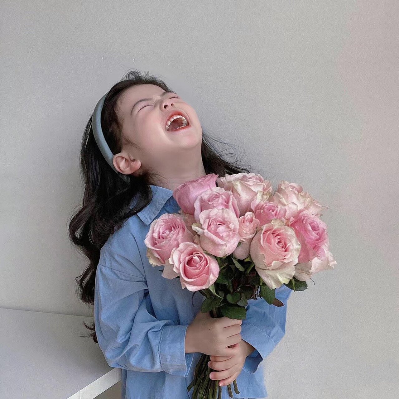 超火捧花女孩头像 06 招桃花的女生头像图片来自网络