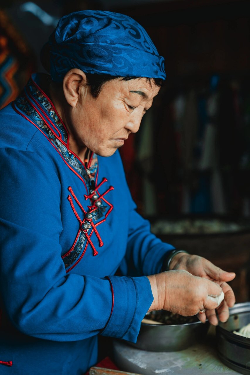 热情的蒙古族老阿妈