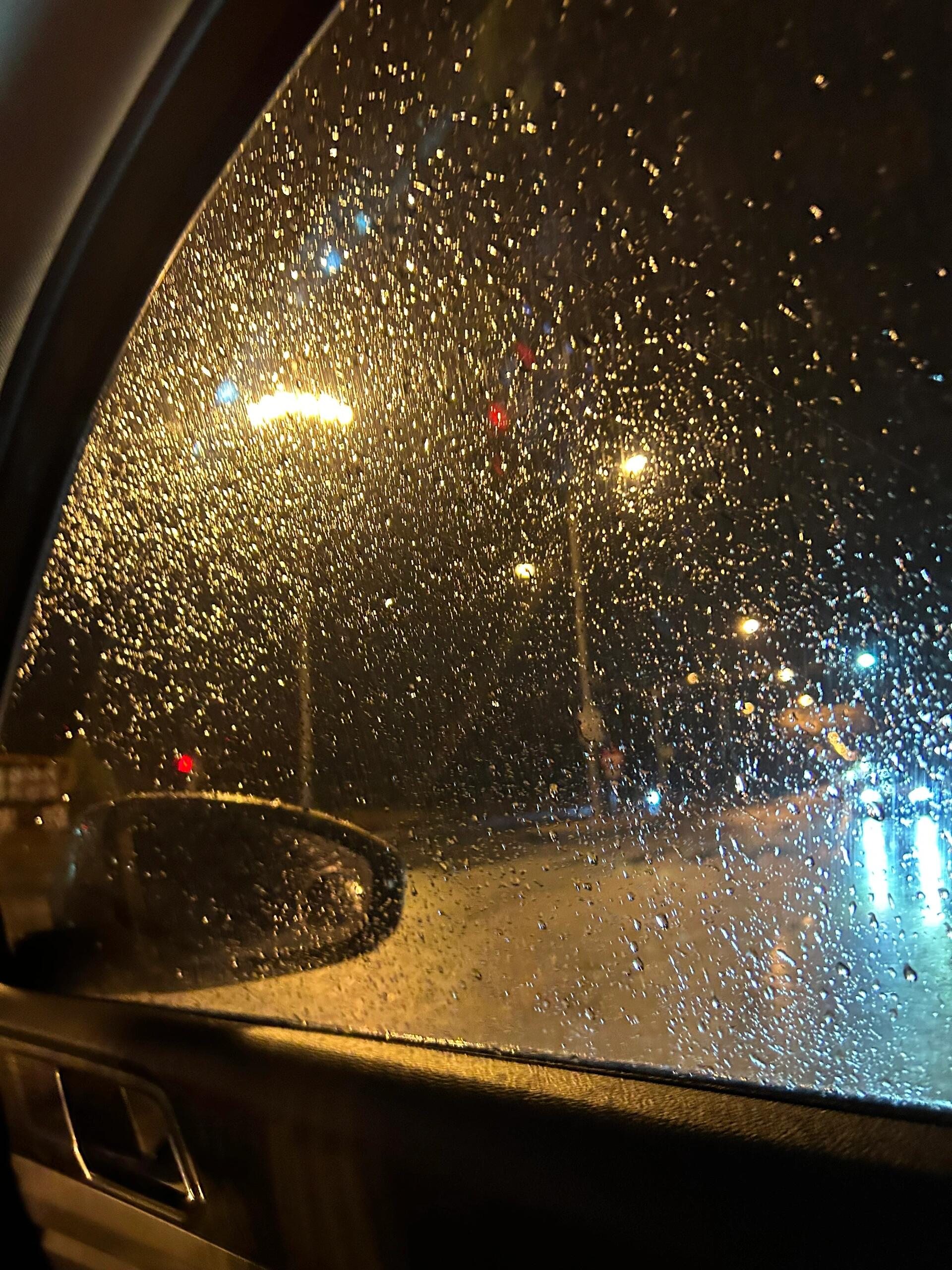 亮晶晶 还挺喜欢夜晚的雨天车窗玻璃～ 亮晶晶 还挺喜欢夜晚的雨天