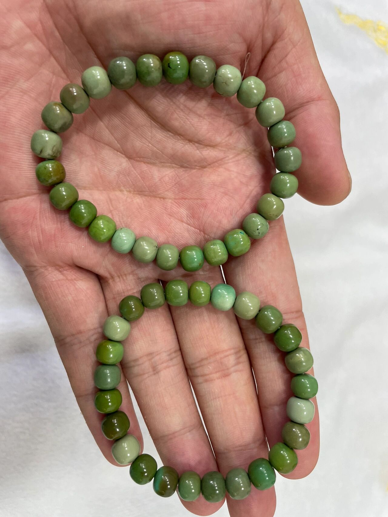 绿松石内部含有大量