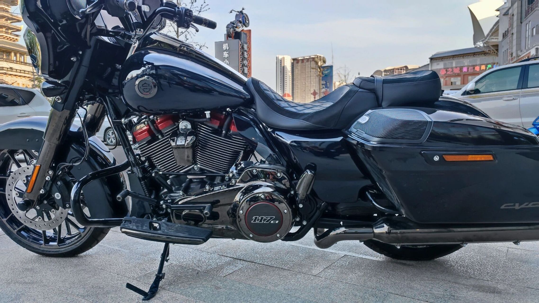2022款哈雷大道滑翔cvo 排量:117立方(1923cc) 颜色:冰封蓝 现车现