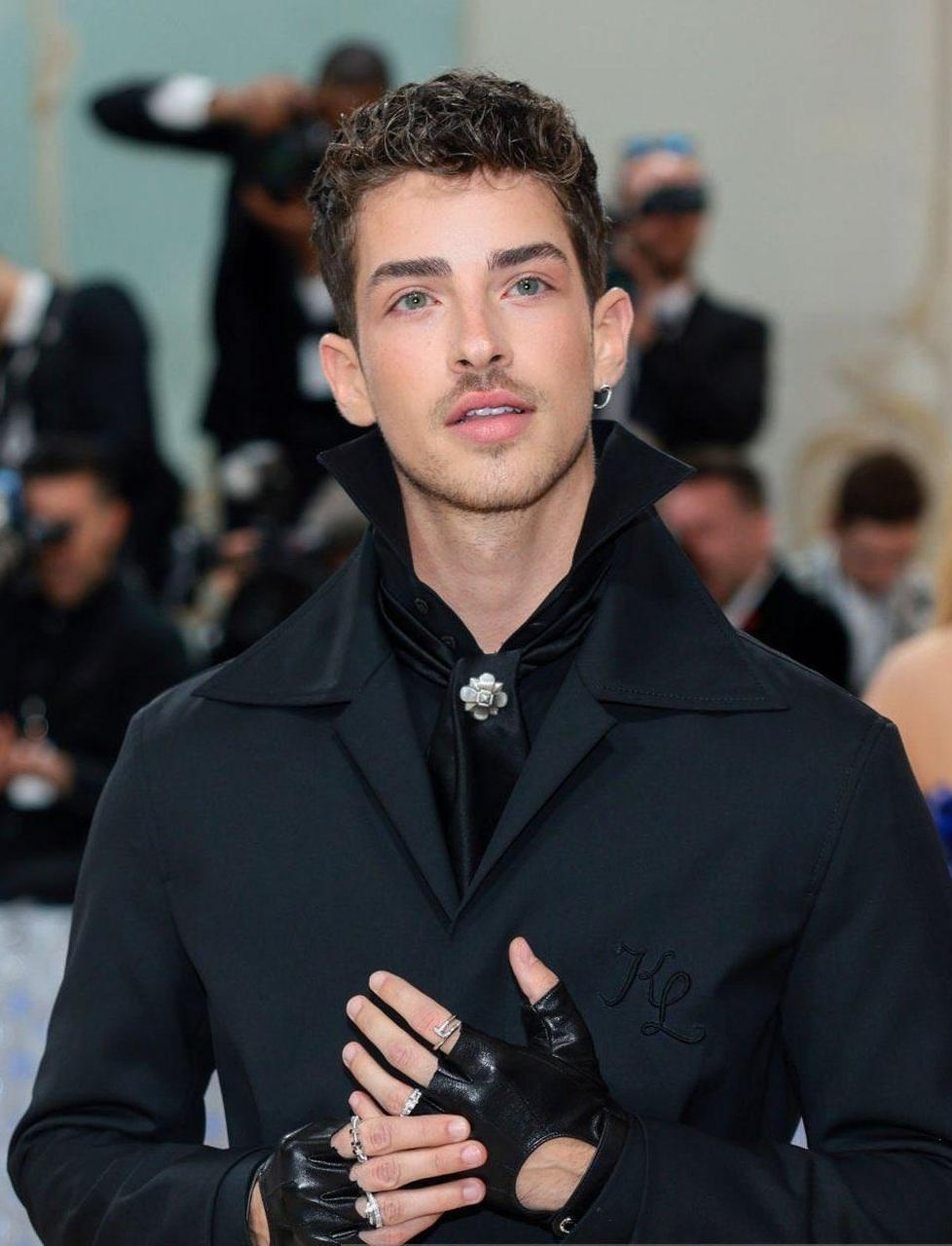 西班牙男演员 manu rios 亮相2023年大都会博物馆 met gala 晚宴的