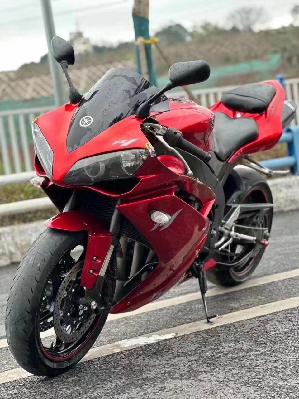 2008年雅马哈r1 末代直列四缸,原灯部分原版,改装了一条天蝎双出尾排