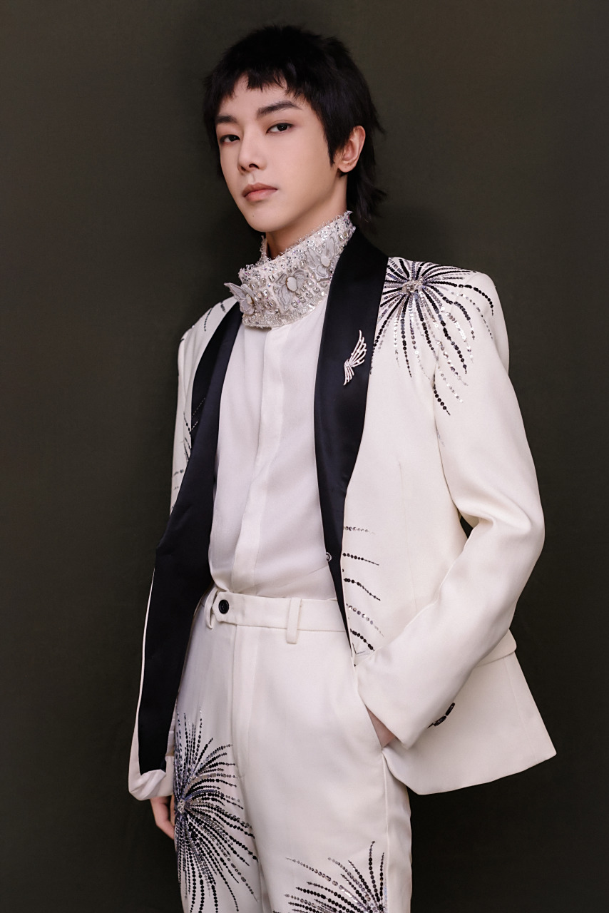 华晨宇超话 99 #华晨宇湖南春晚代言人# 烟火伴星辰,蝶花幻如梦.