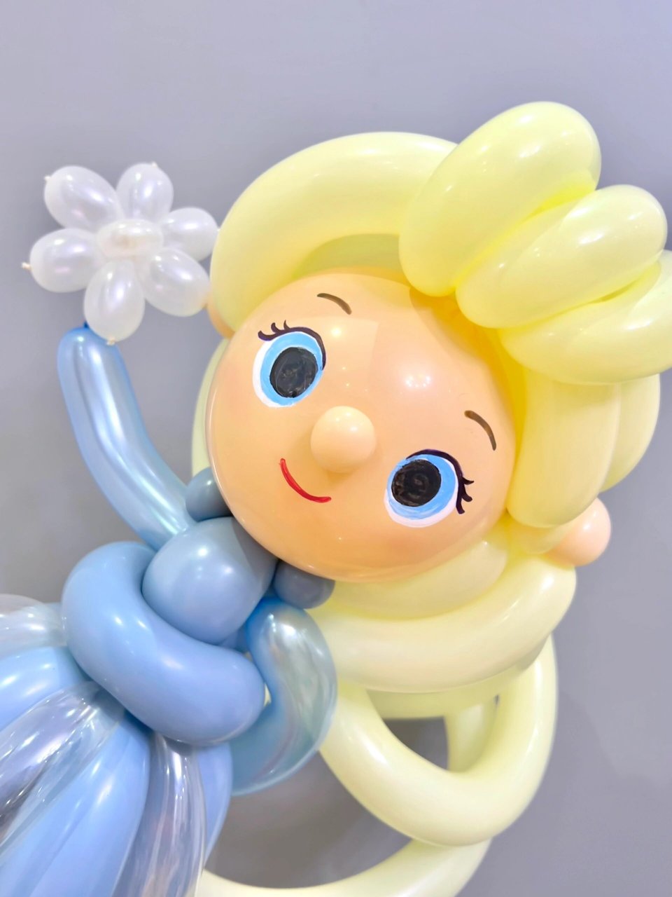 艾莎公主气球娃娃 好久没正经做过公主了 给艾莎穿了一条落日蓝的裙子