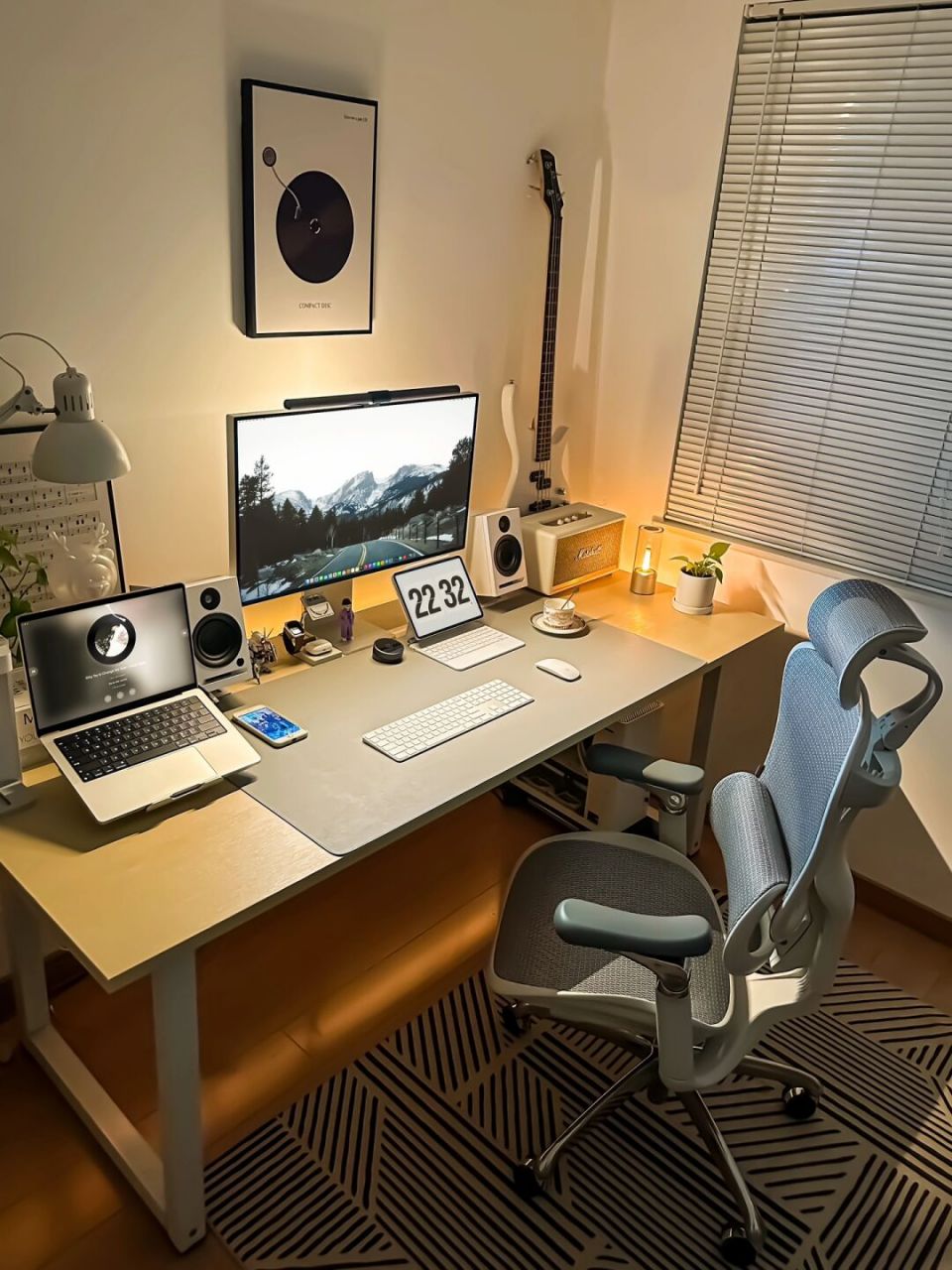 居家办公已是一种常态,一种生活方式,简洁的书桌可以让我们更好的沉浸