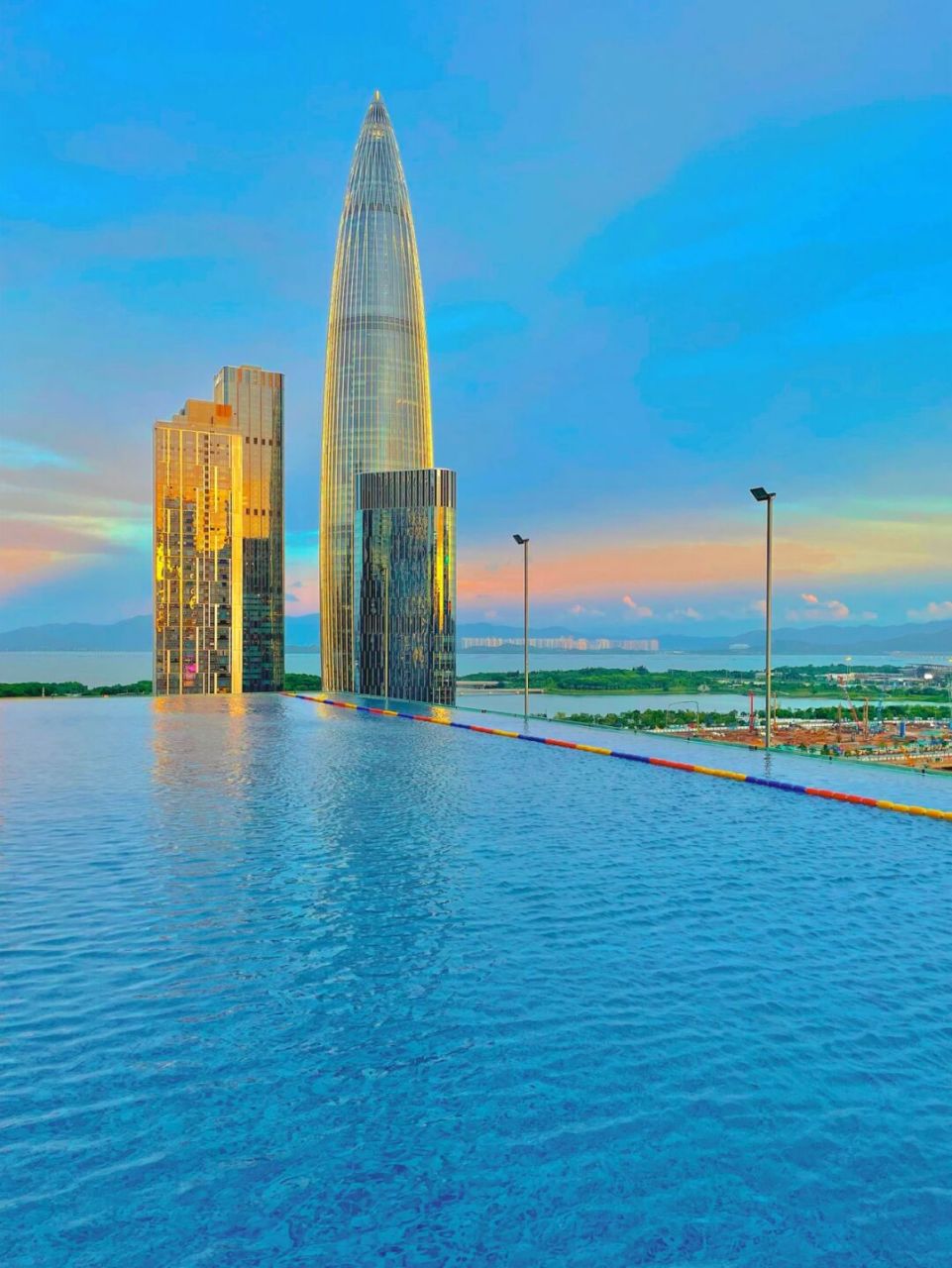 无意中发现了这个新晋网红无边泳池 在海岸城新开的梦航健身房上面