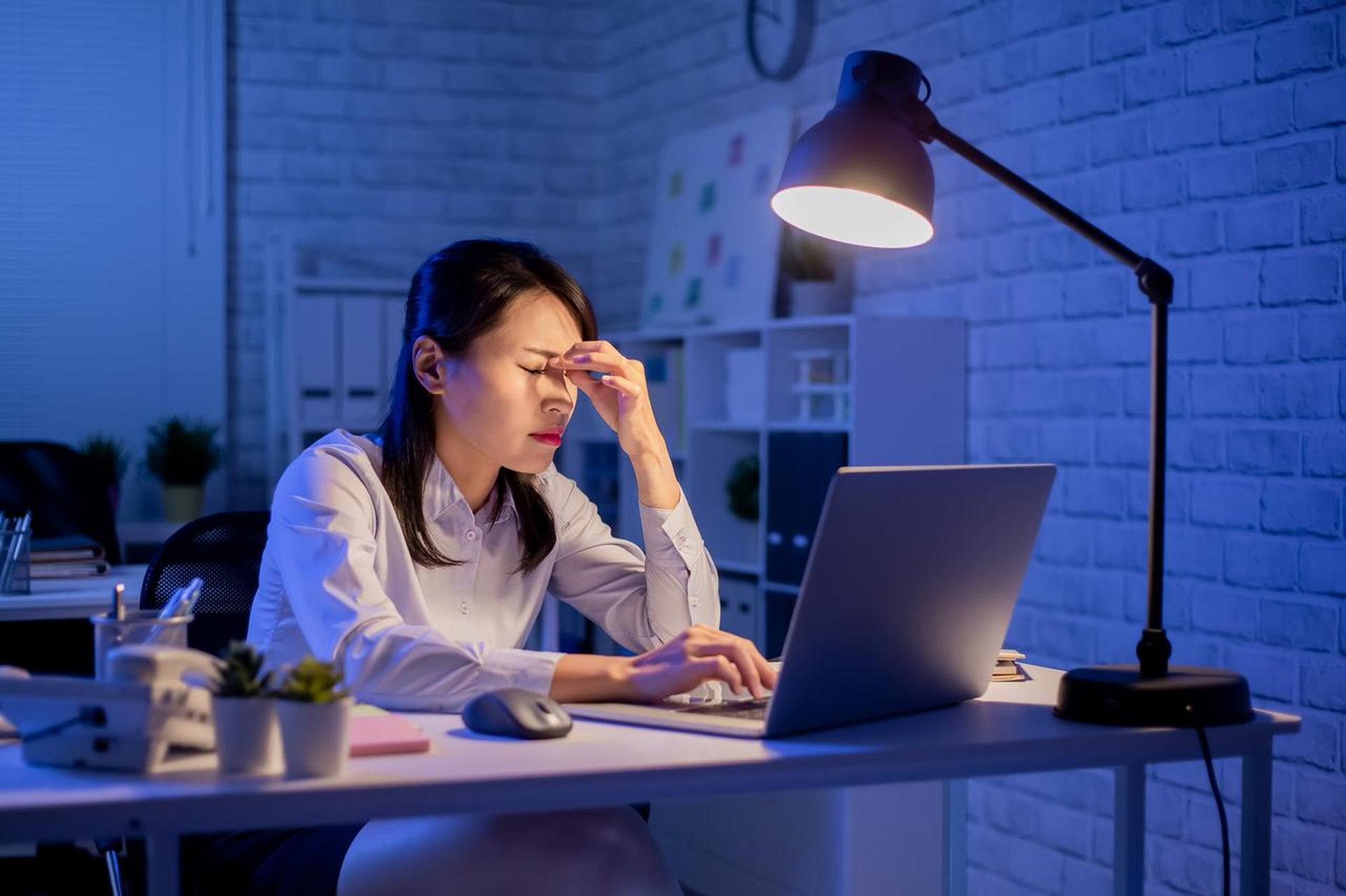 下班后回复工作消息算加班吗【女子下班回复工作消息获赔加班费】下班