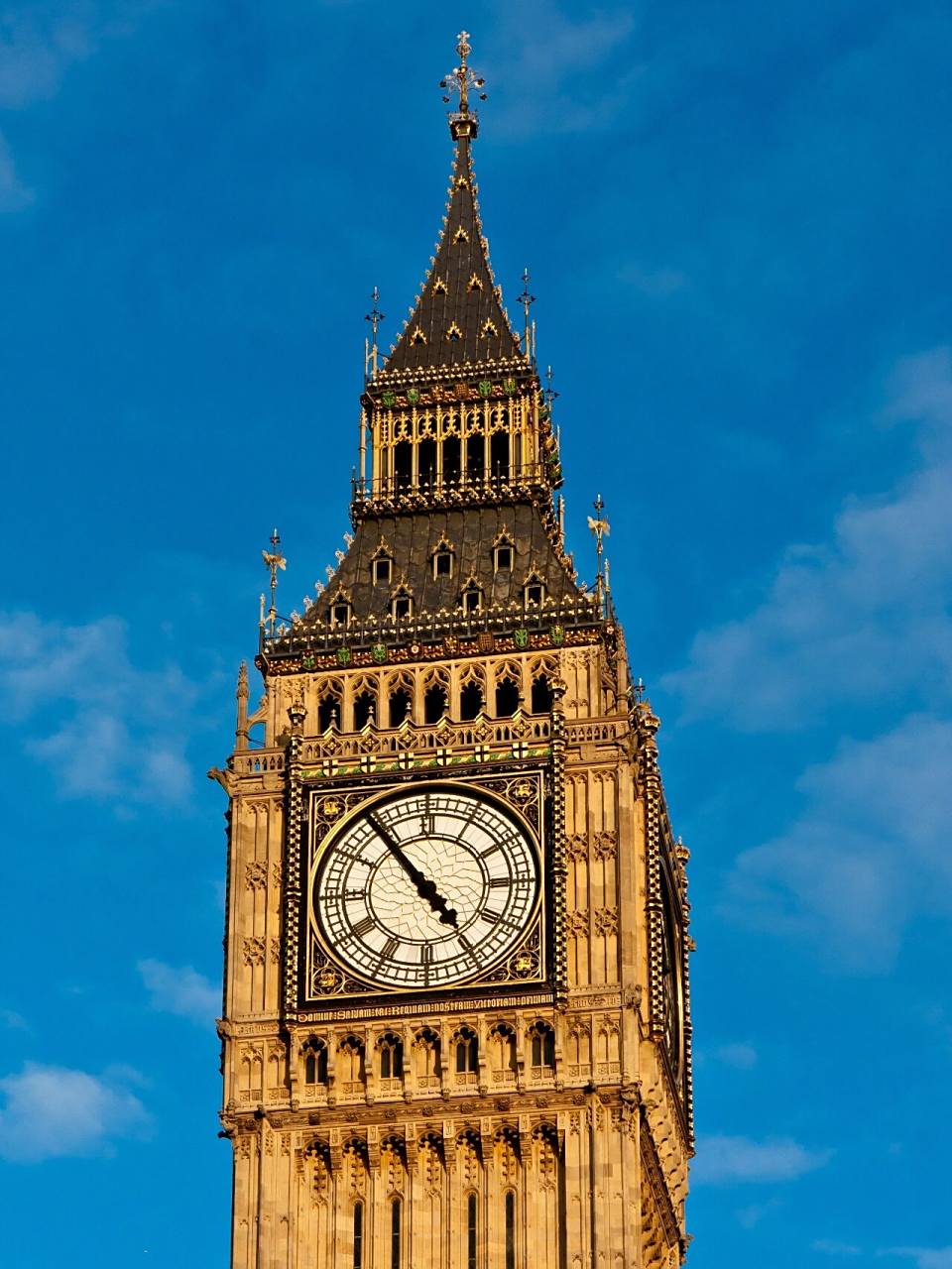 它是伦敦当地最有标志性的建筑之一,名声享誉全球,也是英国王室权力的